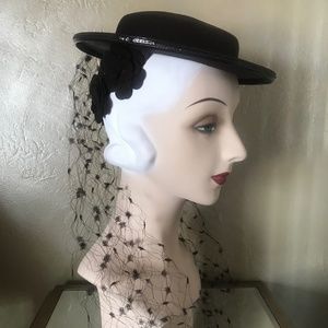UNIQUE 1930's BROWN FELT/STRAW TILT HAT - FELT FLOWERS OVER BAND + LONG VEIL